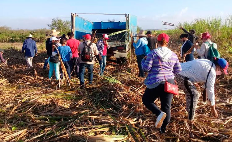 La zafra azucarera de Holguín se benefició con los aportes del movimiento sindical, que ya espera con ansias el Primero de Mayo. Foto: Cortesía de la CTC