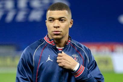 Mbappé, duda para la Champions: El PSG anuncia en un comunicado que el francés «recibió un golpe en su pie izquierdo en el entrenamiento de hoy. Fue tratado esta tarde. El examen clínico es tranquilizador y se hará una nueva prueba en 24 horas».