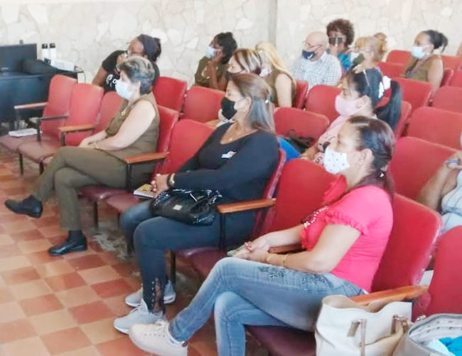 Lectores de tabaquería de Santiago de Cuba asisten a preparación acerca del proyecto del Código de las familias. Foto: Betty Beatón Ruiz