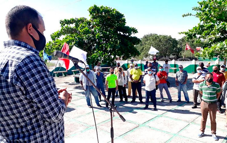 Omar Pérez López, director general de la Empresa Agroindustrial de Granos Las Tunas, esbozó las estrategias para cumplir las metas en saludo al Primero de Mayo. Foto: Jorge Pérez Cruz