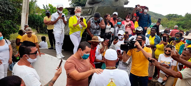 Emotivo fue el momento en que el cantautor cubano Israel Rojas fue al encuentro de Omar. Foto: Irma Rivera/Sierra Maestra