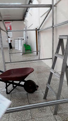 Escaleras, vagones para la construcción y estructuras caracterizan las producciones de los Hermanos García. Foto: Lourdes Rey