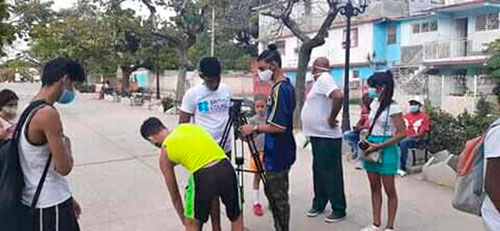 Niños del Proyecto de Creación Audiovisual Cámara Chica durante una de sus grabaciones. Foto: Tomada del sitio de la Dirección Provincial de Cine en Facebook