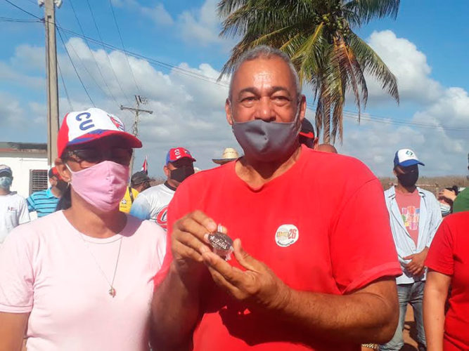 Por Radio 26 recibió el estímulo el secretario de la sección sindical de esa emisora provincia. Foto: Noryis