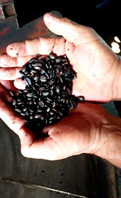 Gracias a las manos esforzadas de los trabajadores de la Torrefactora holguinera, se sortean carencias y se garantiza el café de la canasta familiar normada y otros destinos. Foto: Lianne Fonseca