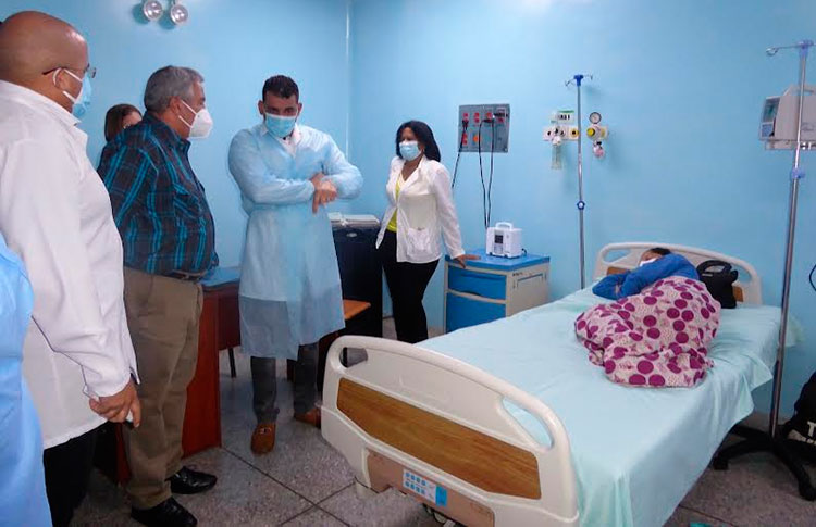 De la gratitud de los venezolanos hacia el personal de salud de Cuba, Guilarte De Nacimiento recibió el testimonio de Crisálida Silva, en la salita de cuidados Intensivos de Quinto Salinas 1. Foto: José Llamos Camejo