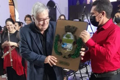 Otorgan Escudo de Armas de Santa Clara a José María Vitier