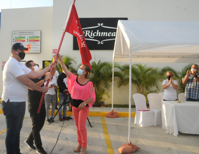 Abel Domínguez Marrero, fundador del sindicato de Richmeat de Cuba S.A, recibe la bandera de colectivo Vanguardia Nacional, de manos del sindicato nacional del ramo. Foto: Otoniel Márquez