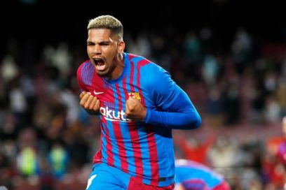 Araujo: «Estoy muy feliz de estar aquí. Contento con el apoyo de la gente. Estamos trabajando en la renovación. Esta semana tenemos una reunión. Espero que se resuelva pronto para poder seguir muchos años en este club. Estoy optimista».