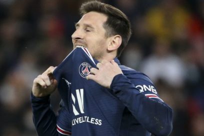Según Mundo Deportivo, Messi seguirá en el PSG la temporada que viene. Está decidido. A pesar de que ha habido mucha especulación al respecto, especialmente después del KO en Champions, tiene un año más de contrato y quiere cumplirlo.