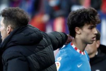 Simeone: «Vivo del día a día, del partido a partido, no me parece sorprendente que un presidente tan inteligente como Laporta hable perfectamente de Joao, no me sorprende para nada».
