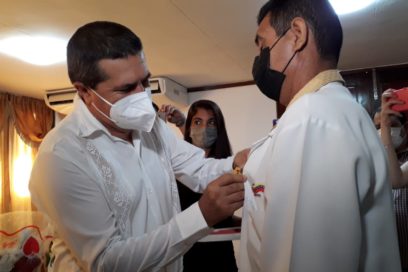 Medallas al pecho de trabajadores holguineros