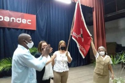 Bancarios villaclareños reciben bandera Vanguardia Nacional