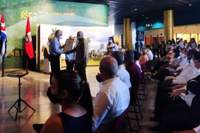 Asiste Díaz-Canel a entrega de reconocimientos a funcionarios del Partido