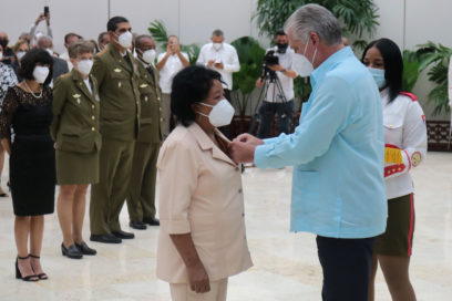 Impone Díaz-Canel Título de Héroes y Heroínas a 17 insignes trabajadores (Actualizado)