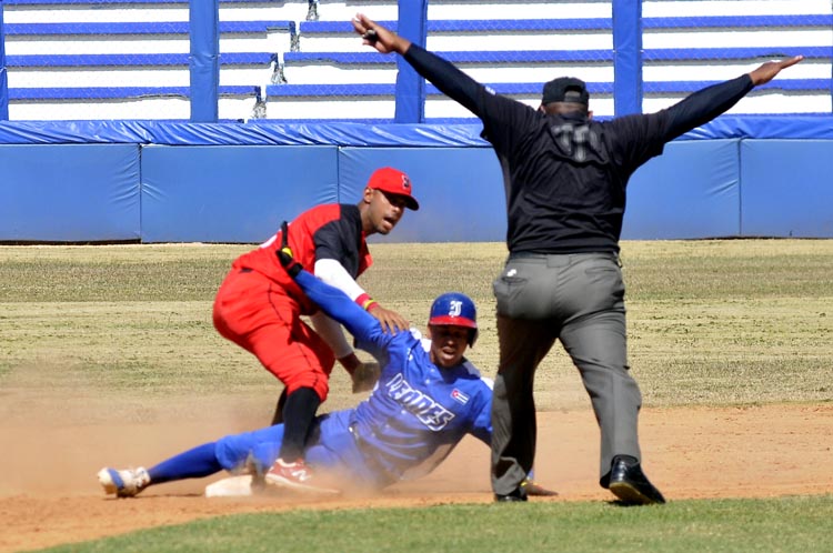 Industriales-Santiago de Cuba en el Latinoamericano. Foto: José Raúl Rodríguez Robleda