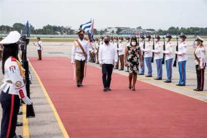 Llegó a Cuba primer ministro de Belice en visita oficial (+Fotos)