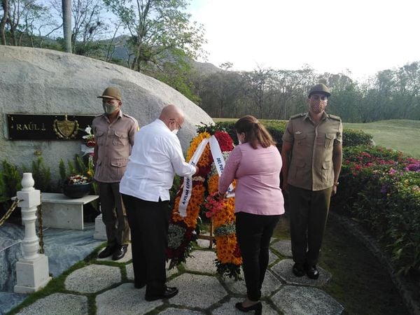 Ofrenda a Vilma a nombre del pueblo de Cuba ante el monolito que atesora sus cenizas en el Mausoleo del Segundo Frente. Foto: CTC Santiago de Cuba