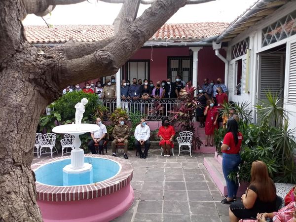 Delegados a la Asamblea Provincial del Partido Comunista de Cuba, y en presencia del Comandante de la Revolución Ramiro Valdés Menéndez, acudieron hoy al Memorial Vilma Espín Guillois para acercarse más al legado de la imprescindible figura de la historia cubana. Foto: CTC Santiago de Cuba