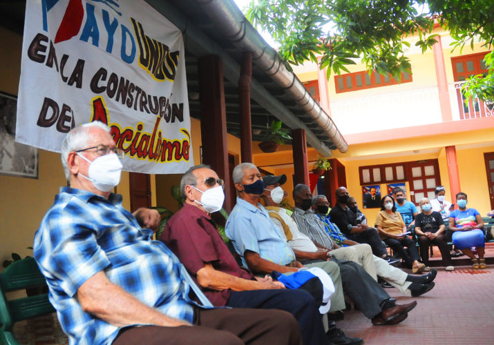 Sindicalistas de Guantánamo reconocieron a veteranos de la gesta de Girón y a Héroes y Heroínas del Trabajo. Foto: Periódico Venceremos