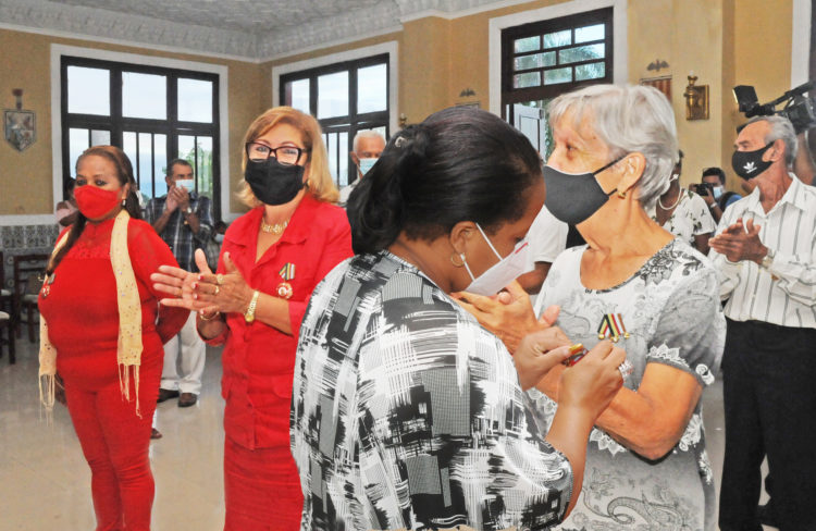 Trabajadores destacados recibieron altas condecoraciones. Foto: Periódico Venceremos