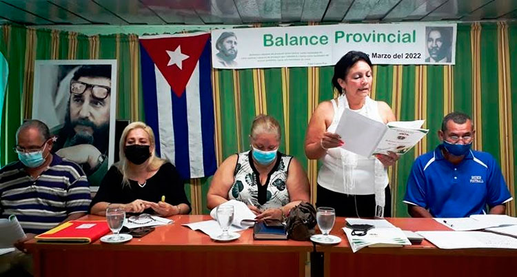 Carmen Tamayo Pérez, secretaria general del Buró Provincial del Sindicato Azucarero, desde el balance que evaluó el trabajo de 2021 proyectó los desafíos actuales. Foto: Jorge Pérez Cruz