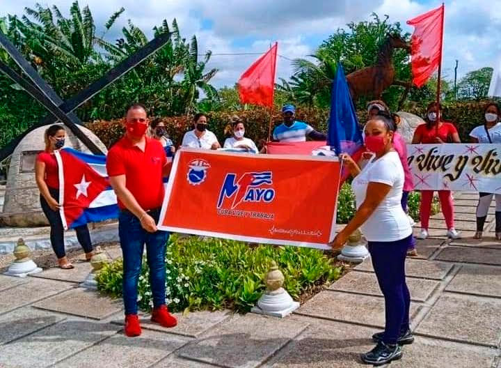 En el monumento Alzamiento de Piedras, a la entrada del poblado de Pina. Foto: CTC Ciro Redondo