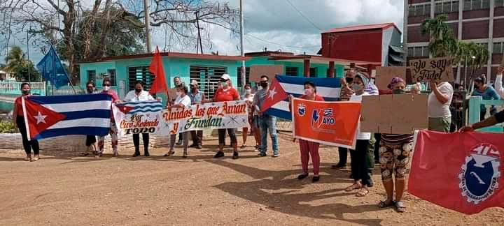 Junto a trabajadores de la fábrica de levadura torula Alfredo Roberto Pérez González. Foto: CTC Ciro Redondo
