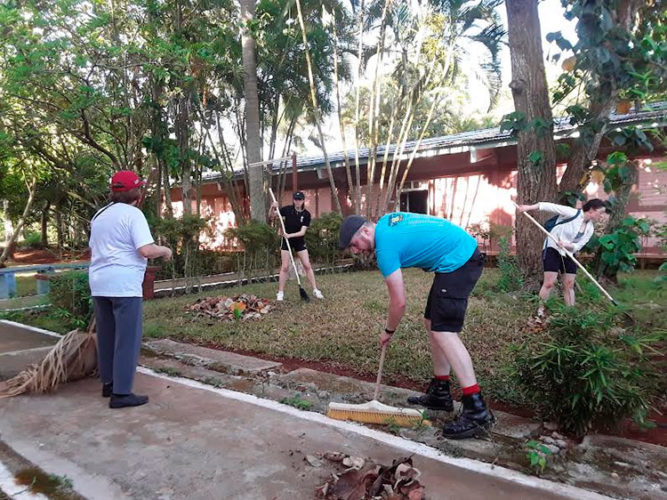 Los brigadistas de varios países de unen en acciones voluntarias dentro y fuera del Campamento Internacional donde se hospedan. Foto: Yudaisis Moreno Benítez