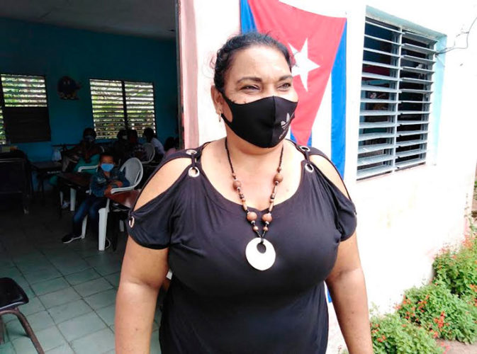 La educadora Alicia Sánchez Salazarasegura que los maestros estarán en cada desfile con los elementos que los caracteriza, dando un sí por la revolución. Foto: Gretel Díaz Montalvo