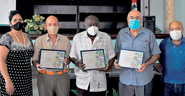De izquierda a derecha. Consuelo Baeza, miembro del Secretariado Nacional de la CTC; Alberto Campos Abreu, Víctor Emilio Dreke, Jorge Ortega Delgado y César Alba, de la dirección Nacional de la Asociación de Combatientes de la Revolución Cubana. Foto: Agustín Borrego