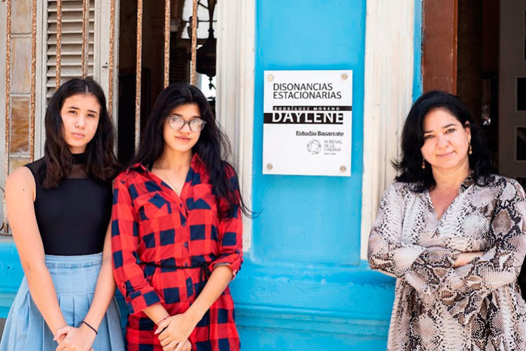 De izquierda a derecha: Isabella, Jennifer y Daylene, tres creadoras en la expo colateral Disonancias estacionarias, colateral de la 14 Bienal de La Habana. Foto: Cortesía de Daylene Rodríguez
