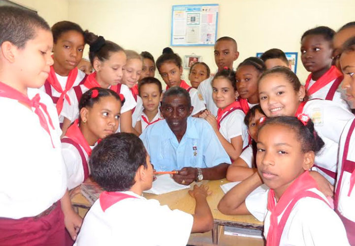 Muchos docentes, entre ellos el Héroe del Trabajo de la República de Cuba Rolando Beltrán, estarán en la plaza Antonio Maceo acompañados por sus alumnos, tradición de los desfiles en Santiago de Cuba. Foto: Betty Beatón Ruiz