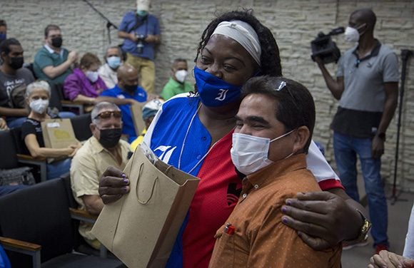 Estela Rodríguez y el autor en la presentación del libro Medallas al Corazón.