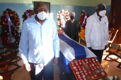 Ofrendas florales de Raúl y Díaz-Canel en homenaje póstumo a Lázaro Vázquez