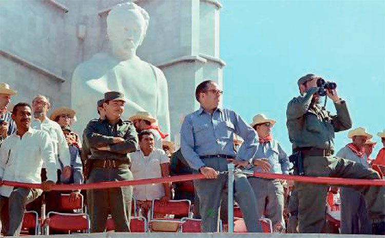 Primero de Mayo de 1972. Fidel con binoculares observa a la multitud. En la tribuna de izquierda a derecha Almeida, Raúl y el entonces presidente Dorticós. Foto: Tomada de Soldado de las ideas