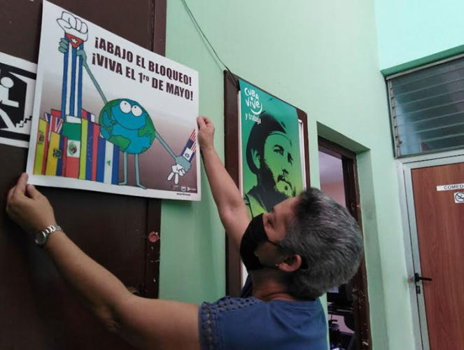 CAMAGÛEY... Luisa María González Torres, quien labora como secretaria en el periódico Adelante, es una de las tantas camagüeyanas que anda, por estos días, mezclando sus funciones laborales con las de adornar su entorno laboral. Y es que, como alega, “llevamos dos años si desfilar, sin llenar las calles y plazas con la clásica alegría del Primero de Mayo. Esta vez sí lo haremos, así que debemos llenar cada rincón, en las plazas y en los centros de trabajo, con carteles, con banderas y con esas frases que resumen las ideas que nos guían”. Foto: Gretel Díaz Montalvo