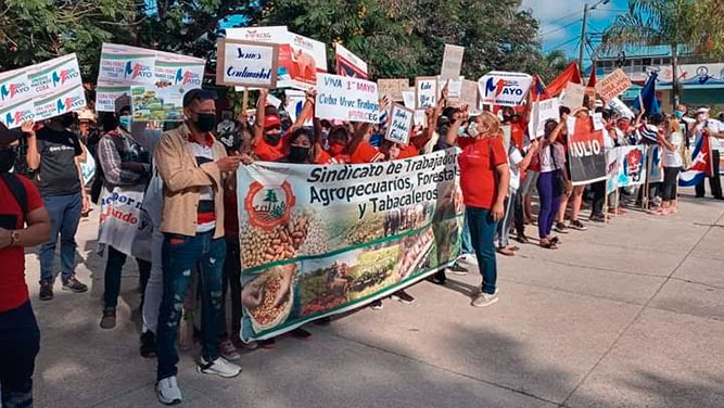 GRANMA... Los trabajadores de la provincia Granma listos para desfilar este Primero de Mayo con diversas iniciativas. Resalta entre las actividades previas el festival de carteles. Foto: Leipzig García