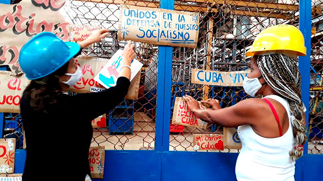 HOLGUÍN... A la par de sus labores productivas, que benefician a la agroindustria cubana, el colectivo de KTP se mantiene activo en el engalanamiento de la entidad y en la preparación de carteles y otras iniciativas que realzarán la belleza del desfile holguinero en la Plaza de la Revolución Mayor General Calixto García. Foto: Lianne Fonseca