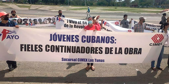LAS TUNAS... La CTC en la nororiental provincia de Las Tunas, sus sindicatos y los trabajadores motivados por la celebración masiva de este Primero de Mayo, después de dos años de ausencias motivadas por el impacto de la pandemia, han dedicado intensas jornadas y muchas energías a los preparativos del festejo con variadas iniciativas que son tangibles en el embellecimiento de los centros laborales y la Plaza Mayor General Vicente García González, en la capital escenario del desfile central al que acudirán más de 160 mil trabajadores, estatales y privados, y sus familiares. Un bloque de más de tres mil jóvenes cerrará la marcha como símbolo de continuidad. En todo el territorio se movilizarán alrededor de 240 personas para ratificar el apoyo a la Revolución. Foto: Jorge Pérez Cruz