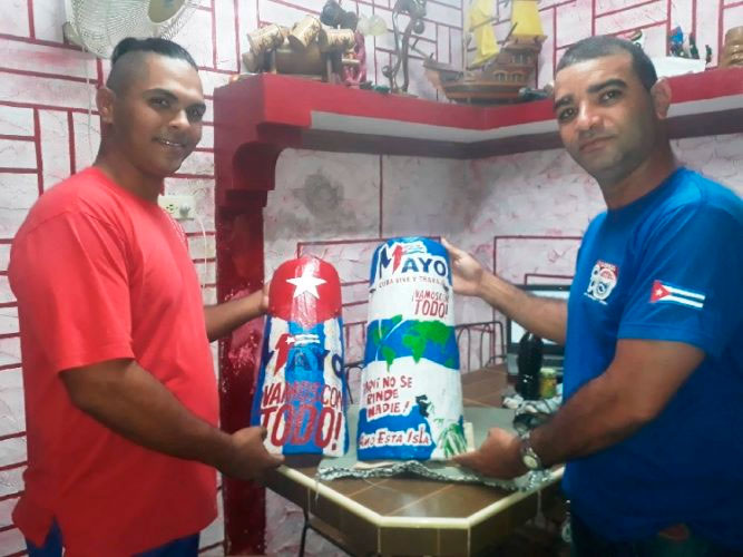 MATANZAS... El joven matancero Norberto Osvaldo Delgado Medina, encontró en la fecha del Primero de Mayo nueva inspiración para continuar haciendo arte. En la foto junto a Rogelio Leyva Castellanos, de la dirección de la CTC en Matanzas. Foto: Noryis