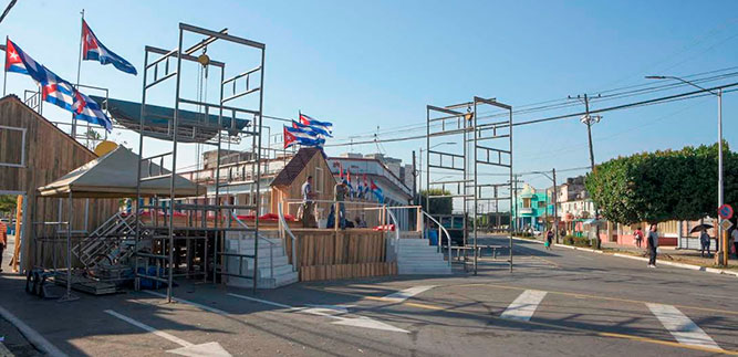 PINAR DEL RÍO... Coronada por banderas cubanas la tribuna ante la que desfilarán los pinareños este Primero de Mayo, está ubicada en la intersección de las avenidas José Martí y Rafael Ferro; sitio en el que se dirigió Fidel a los habitantes de este pueblo el 17 de enero de 1959, desde la plancha de una rastra que fue el escenario improvisado. La marcha de este domingo es en aras del porvenir, por el mañana que queremos para nuestros hijos, para que sus proyecciones puedan ser certezas. Un hálito de esperanza, en medio de la tormenta, la oportunidad de avivar la llama de la comunión y debilitar la mezquindad, de volver a juntarnos como tanto añoramos en los días de confinamiento, es otro salto hacia la normalidad. Foto: Pedro Paredes Hernández