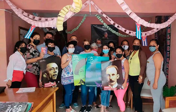 SANCTI SPÍRITUS... Las tradicionales cadenetas de papel, banderas cubanas y carteles alegóricos al Primero de Mayo engalanan los colectivos laborales de la provincia. Los trabajadores de la Fiscalía Municipal de Sancti Spíritus, afiliados al Sindicato de la Administración Pública estarán en la plaza Mayor General Serafín Sánchez en el gran desfile de este domingo. Foto: Yuleiky Obregón Macías