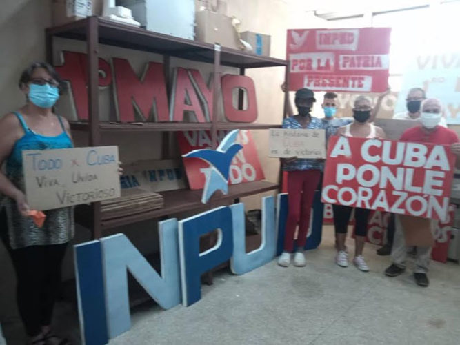 VILLA CLARA... Los trabajadores de la Industria Nacional de Utensilios Domésticos (INPUD), que lleva el nombre de la efeméride proletaria, se alistan para participar en el desfile por el Primero de Mayo en Santa Clara. Juan Manuel Márquez, secretario general del Buró Sindical del centro, afirmó que temblará la Plaza del Che al paso del emblemático colectivo frente a la estatua del Guerrillero Heroico. Foto: Lourdes Rey