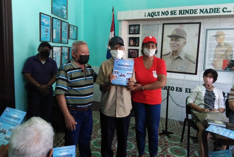 En el encuentro la miembro del secretariado provincial de la CTC, Yamisleidys López Fernández, les entregó un reconocimiento a los combatientes presentes en agradecimiento por su heroísmo y valentía. Foto: Gretel Díaz Montalvo