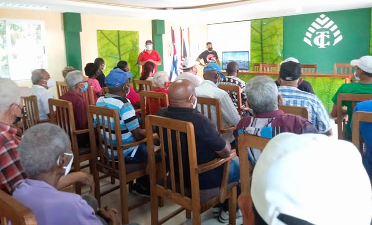 Encuentros con fundadores de los sindicatos, Héroes y Heroínas del Trabajo de Pinar del Río. Foto: Yolanda Molina Pérez
