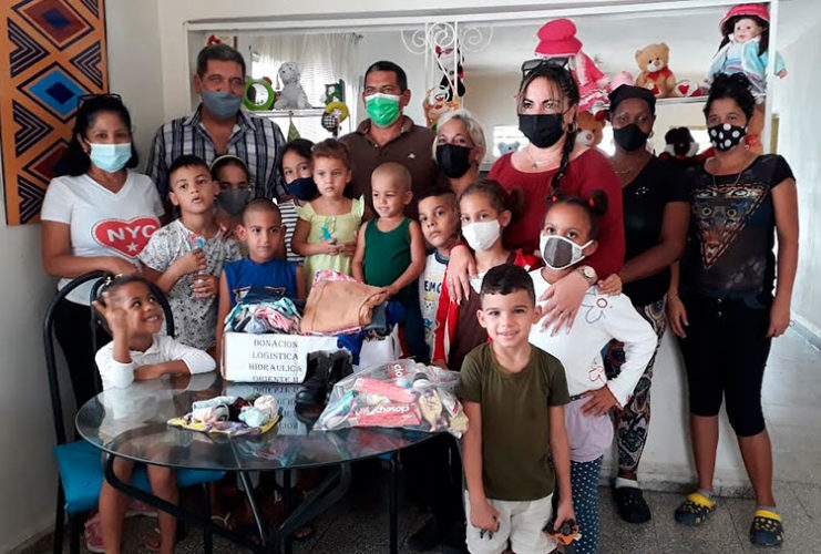 Agradecidos los niños y trabajadores con la demostración de amor por parte de un colectivo holguinero de trabajadores. Foto: Lianne Fonseca