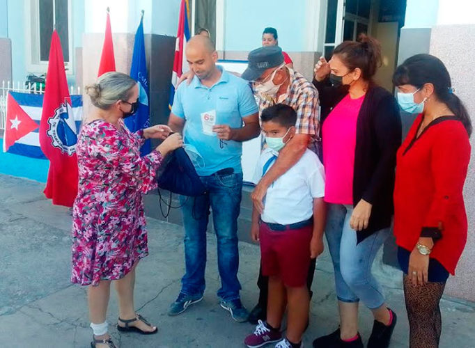 Junto con sus familiares más allegados Humberto Yera Lorenzo recibió de manos de Maité Yera Santana, secretaria general de la CTC en Cienfuegos, el trofeo Unidos los que aman y fundan, otorgado por la Central de Trabajadores de Cuba (CTC). Foto: Barreras Ferrán