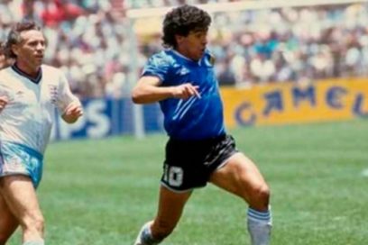 La camiseta de Maradona: la que el 10 lució en cuartos de final del Mundial de México 1986 contra Inglaterra, estará a la venta entre el 20 de abril y el 4 de mayo por la casa de subastas británica Sotheby’s, que ha estimado su valor entre 5 y 8 millones de dólares.