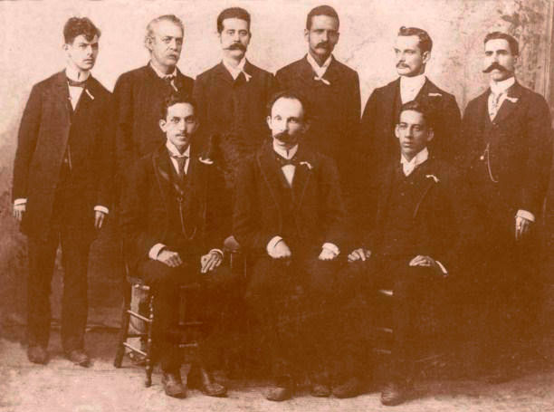 Martí, al centro, junto a un grupo de miembros del Partido Revolucionario Cubano. Foto: Archivo